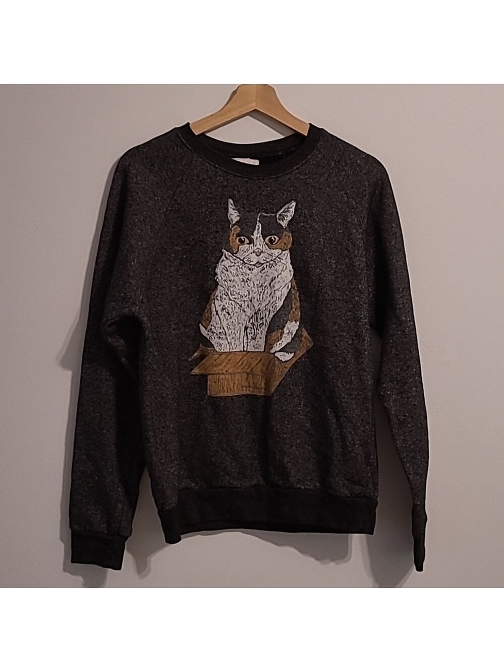 82. Nina Crewneck Sweatshirt with kitty in a box